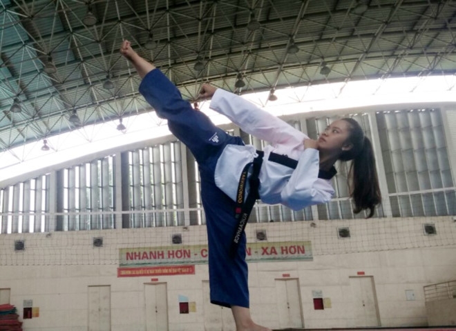 Nu sinh canh sat xinh dep gioi vo thuat, dam me xe phan khoi lon hinh anh 3