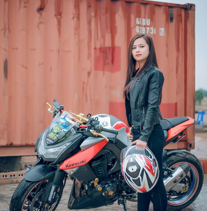 Nu sinh canh sat xinh dep gioi vo thuat, dam me xe phan khoi lon hinh anh 5