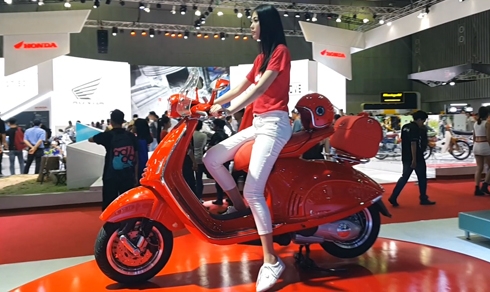 vespa-946-red-2017-sieu-xe-tay-ga-thoi-trang-tai-viet-nam