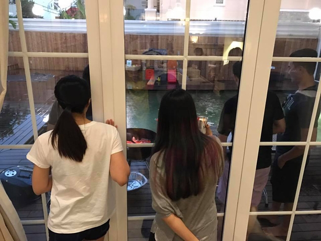 Vợ chồng Tăng Thanh Hà tranh thủ “trốn” 2 con đi tụ tập bạn bè - Ảnh 6.