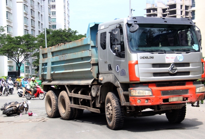 Xe tai cho dat cong trinh tong chet nguoi phu nu o Sai Gon hinh anh 1