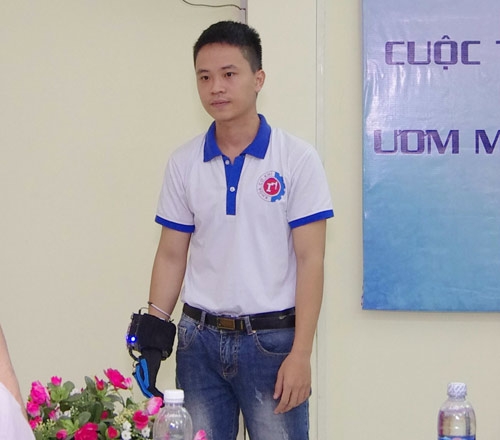 Chiếc găng tay kỳ diệu, dịch ký hiệu của người câm điếc thành lời nói - 1