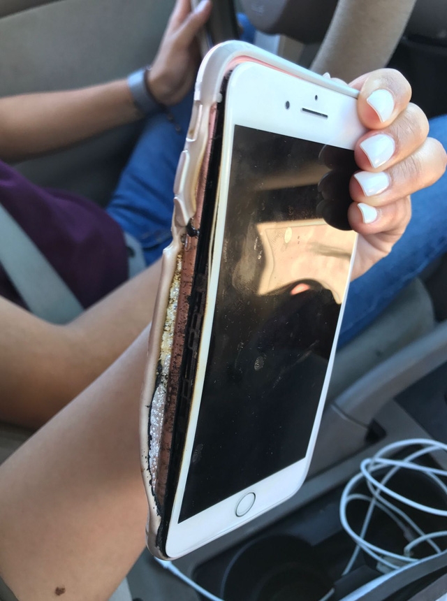  Những vụ cháy nổ liên quan đến iPhone liên tiếp xảy ra khiến người dùng lo ngại về chất lượng của sản phẩm. 