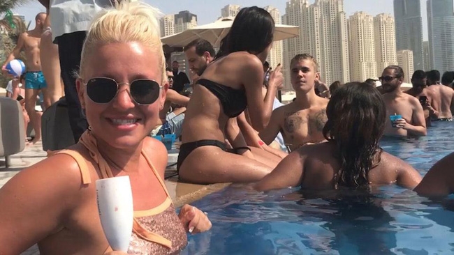 Justin Bieber khoe body, tán tỉnh các người đẹp nóng bỏng bên bể bơi - Ảnh 3.