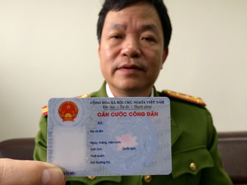 Đại tá Phùng Đức Thắng- Phó cục trưởng C72, Bộ Công an trong một lần giới thiệu về thẻ Căn cước công dân.