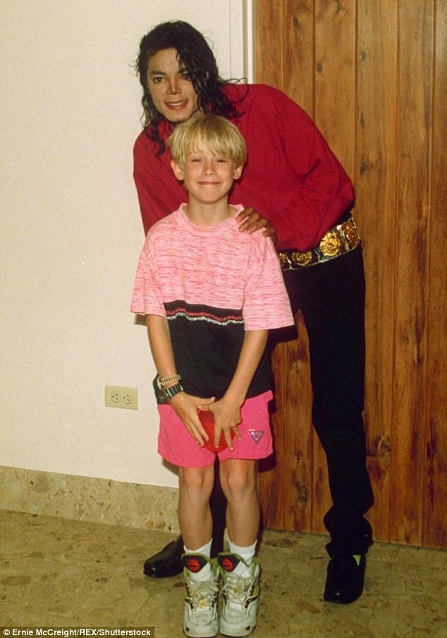  Michael Jackson từng rất thân thiết với Macaulay Culkin khi còn sống, anh thậm chí mời bạn nhí làm cha đỡ đầu cho con gái của mình 