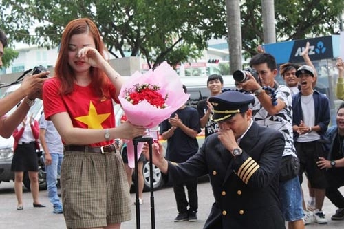 sau man cau hon dinh dam, cuoc song bim sua cua nu tiep vien hang khong gio ra sao? - 1