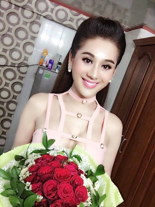 to mo dien mao khi ve ra mat nha chong cua lam khanh chi hinh anh 2