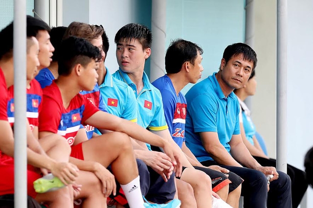  HLV Hữu Thắng (phải) tại khu vực kỹ thuật của U23 Việt Nam, ảnh: Minh Phương 