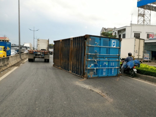 Container rơi xuống đường 5 người trên xe 7 chỗ thoát chết 2