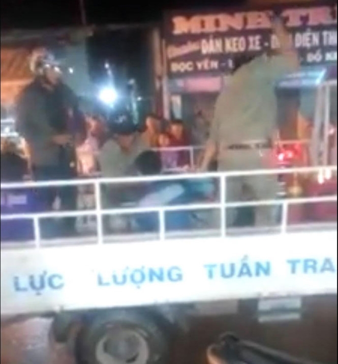 Hình ảnh ghi lại người mặc đồng phục dân phòng đánh người /// Ảnh: cắt từ clip