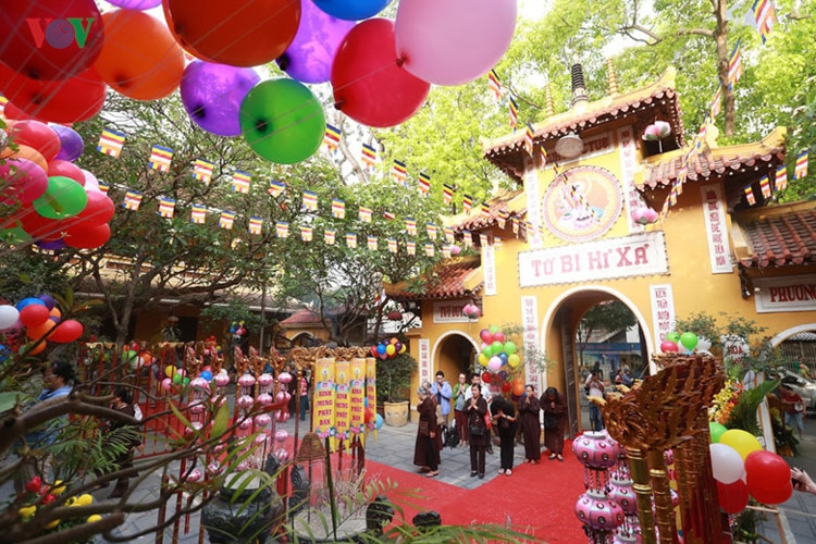 hinh anh: tang ni, phat tu ca nuoc mung dai le phat dan nam 2017 hinh 1