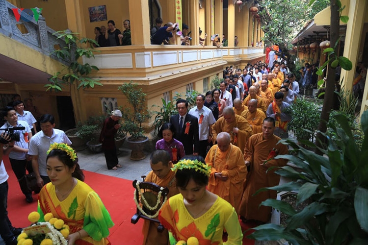 hinh anh: tang ni, phat tu ca nuoc mung dai le phat dan nam 2017 hinh 4