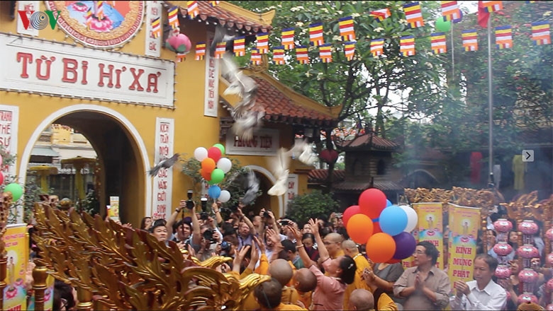 hinh anh: tang ni, phat tu ca nuoc mung dai le phat dan nam 2017 hinh 16