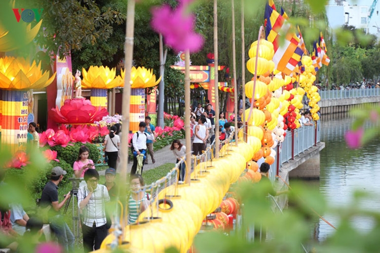 hinh anh: tang ni, phat tu ca nuoc mung dai le phat dan nam 2017 hinh 17
