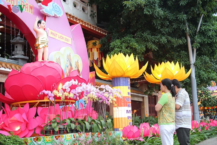 hinh anh: tang ni, phat tu ca nuoc mung dai le phat dan nam 2017 hinh 19