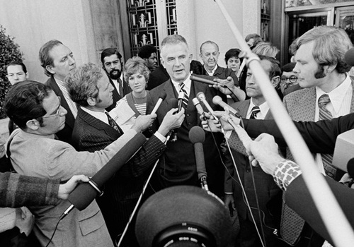 trump-tram-tuong-fbi-bong-ma-be-boi-nixon-am-anh-2