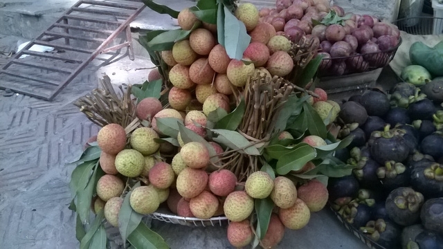 Gánh hàng rong trên đường sáng sớm cũng chỉ có vài chùm để bán