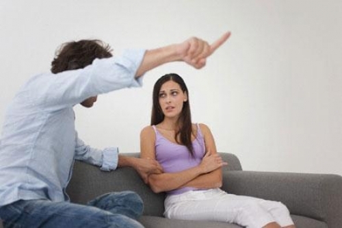 bi chong 'danh nhu com bua' toi co nen ly hon? - 1