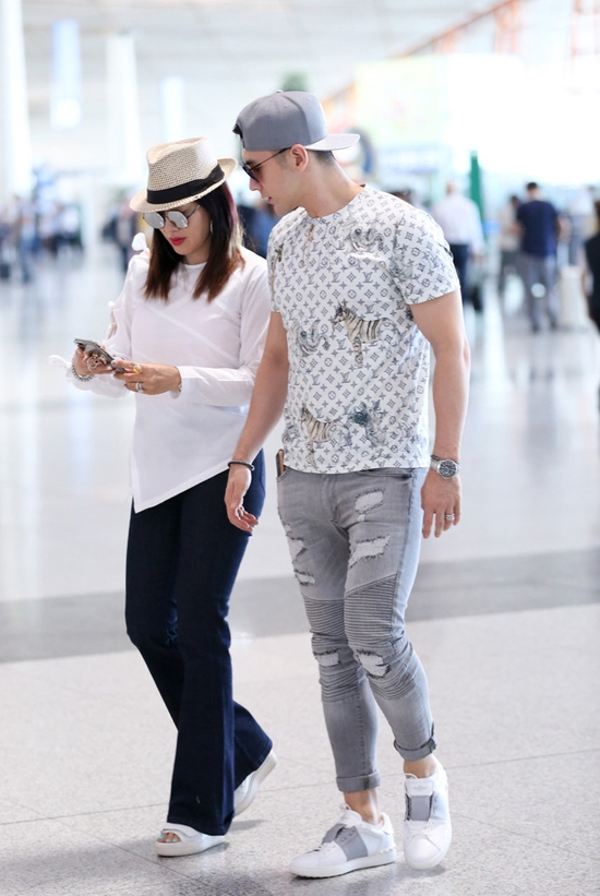 bom-sex-goc-viet-dien-vay-rong-thung-thinh-giua-tin-don-mang-bau-lan-thu-4-5