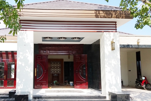 Căn biệt thự có quy mô hoành tráng được quan cấp nước Sóc Trăng xây dựng khi chưa có giấy phép. Ảnh: Phúc Hưng.