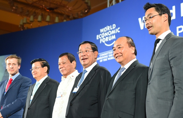  Thủ tướng nước chủ nhà WEF-ASEAN Campuchia Hun Sen, Thủ tướng Nguyễn Xuân Phúc và đại biểu dự Diễn đàn. Ảnh: VGP/Quang Hiếu 