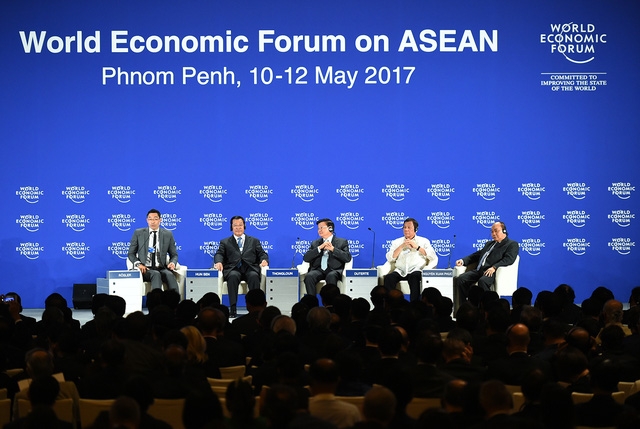  Thủ tướng Campuchia Hun Sen, Thủ tướng Nguyễn Xuân Phúc, Thủ tướng CHDCND Lào Thongloun Sisoulith, Tổng thống Philippines Rodrigo Duterte tại phiên khai mạc toàn thể WEF-ASEAN. Ảnh: Quang Hiếu 