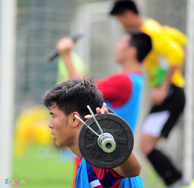 HLV Hoang Anh Tuan va ganh nang cua… Miura hinh anh 2