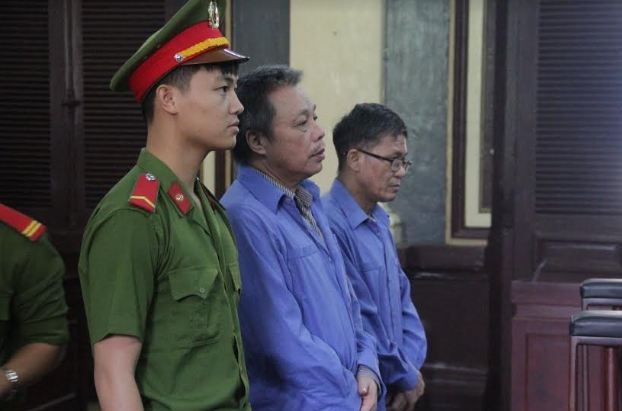 Bị cáo Hoàng và bị cáo Tuyến (trong cùng) tại phiên tòa.