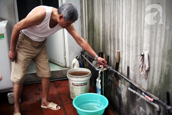Kinh hoàng cảnh nước sạch bẩn hơn nước sông Tô Lịch giữa Hà Nội - Ảnh 3.