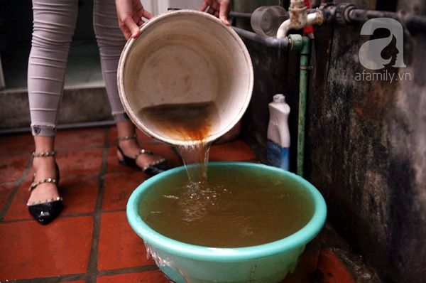 Kinh hoàng cảnh nước sạch bẩn hơn nước sông Tô Lịch giữa Hà Nội - Ảnh 6.