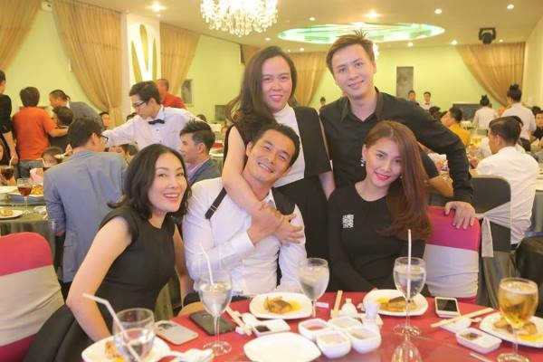  Quách Ngọc Ngoan và Phượng Chanel thân mật trong tiệc cưới diễn viên Quang Hòa. 