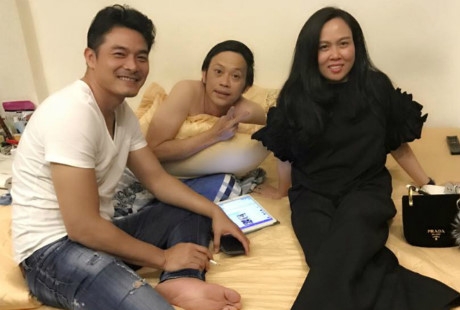  Quách Ngọc Ngoan và người tình tin đồn Phượng Chanel tới thăm nghệ sĩ Hoài Linh 
