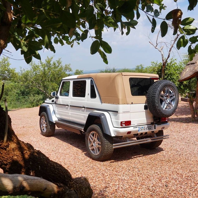 SUV siêu sang Mercedes-Maybach G650 Landaulet bị làm giá đến 32,1 tỷ Đồng - Ảnh 2.