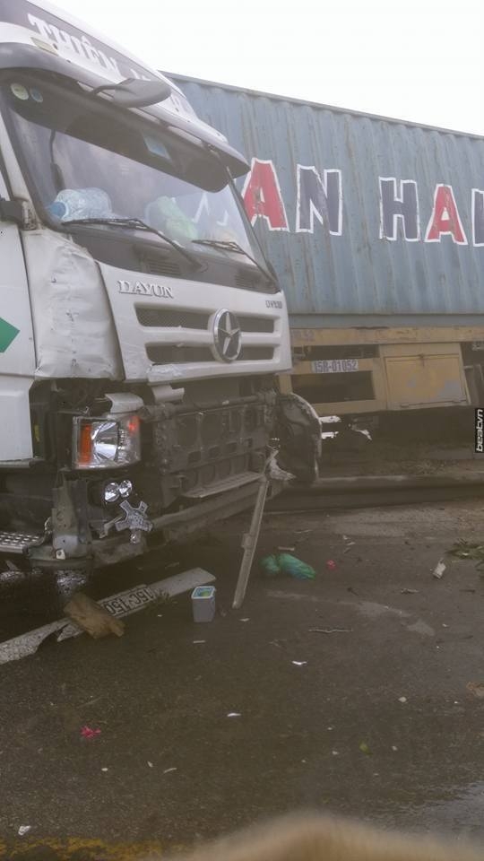 Tai nạn liên hoàn giữa 4 xe trên quốc lộ 5, chuyên cơ mặt đất Lexus LX570 vỡ đầu và đuôi - Ảnh 3.