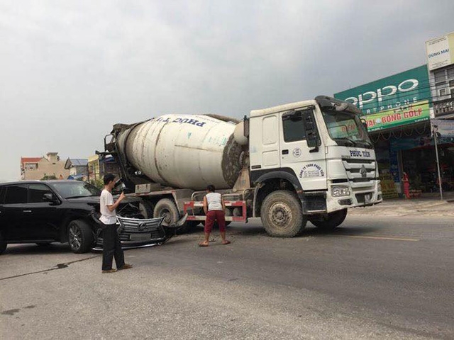 Tai nạn liên hoàn giữa 4 xe trên quốc lộ 5, chuyên cơ mặt đất Lexus LX570 vỡ đầu và đuôi - Ảnh 6.