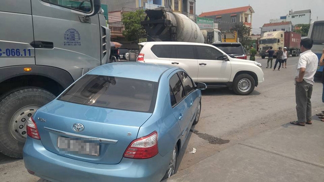 Tai nạn liên hoàn giữa 4 xe trên quốc lộ 5, chuyên cơ mặt đất Lexus LX570 vỡ đầu và đuôi - Ảnh 7.