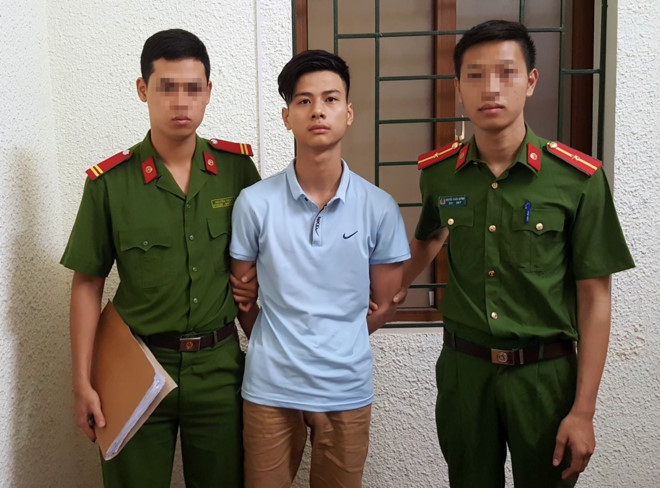 Ten cuop danh vo mu bao hiem co gai de giat tui xach hinh anh 1