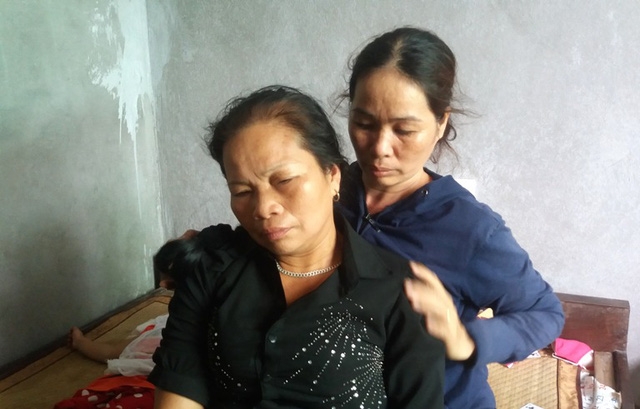  Bà Tăng Thị Mơ ngất lịm khi biết 3 con trai không còn nữa . Ảnh: Đ.Tuỳ 