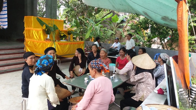 Lúc này, tại gia đình nạn nhân rất nhiều người dân đến hỏi thăm, chia buồn 