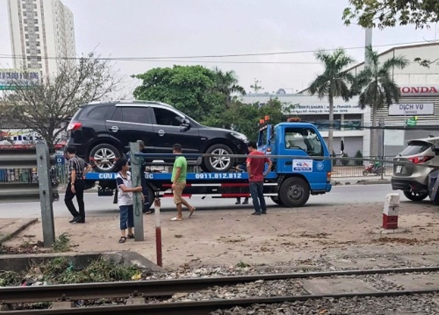  Hàng ngày có rất nhiều xe gặp nạn trên cao tốc Pháp Vân - Cầu Giẽ được nhân viên cứu hộ đưa vào gara Mạnh Sơn để sửa chữa. 