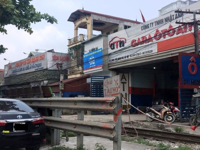  Gara Mạnh Sơn không phải là gần nhất và duy nhất trên đường Ngọc Hồi (Hà Nội) bởi cách đó chừng 20 mét là gara ATN. 