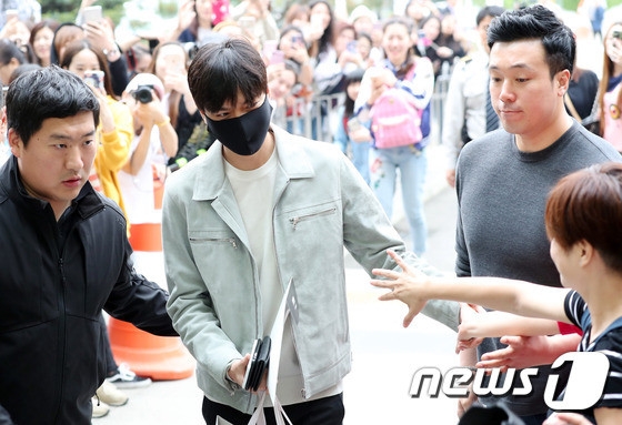 Fan xep hang dai tien Lee Min Ho len duong nhap ngu hinh anh 2