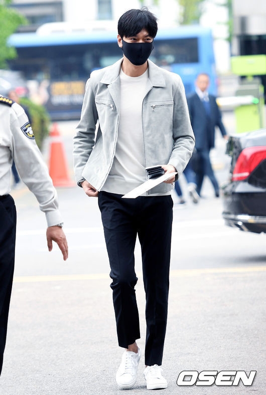 Fan xep hang dai tien Lee Min Ho len duong nhap ngu hinh anh 3