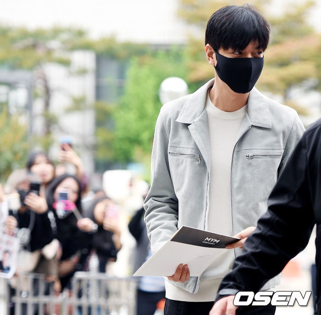 Fan xep hang dai tien Lee Min Ho len duong nhap ngu hinh anh 6