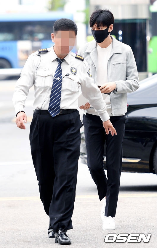 Fan xep hang dai tien Lee Min Ho len duong nhap ngu hinh anh 7