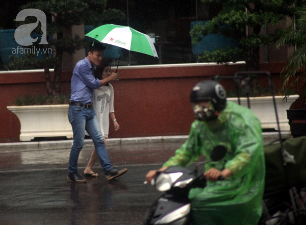 Hà Nội Dân công sở chạy loạn tìm đồ ăn trưa trong cơn mưa rào - Ảnh 6.