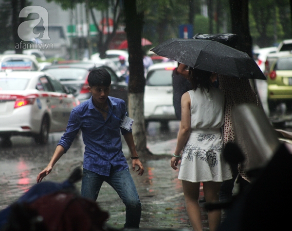 Hà Nội Dân công sở chạy loạn tìm đồ ăn trưa trong cơn mưa rào - Ảnh 8.
