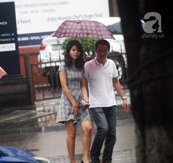 Hà Nội Dân công sở chạy loạn tìm đồ ăn trưa trong cơn mưa rào - Ảnh 11.