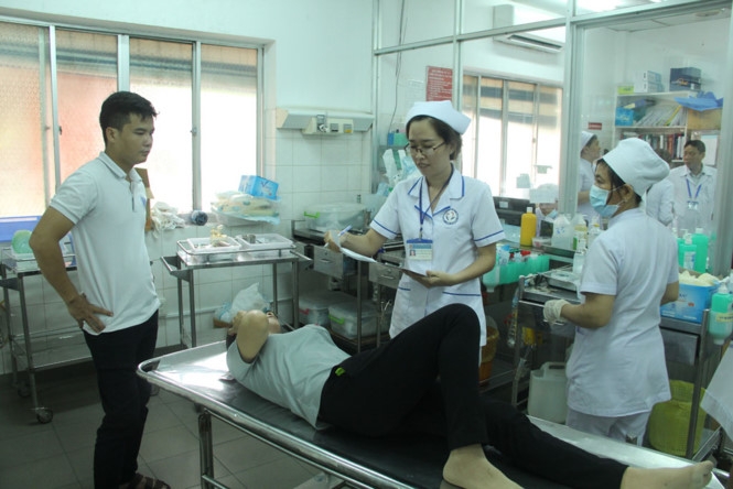 Các công nhân nghi bị ngộ độc thức ăn đang được điều trị tại khoa nhiễm - Bệnh viện đa khoa Long An /// Ảnh: Khôi Nguyên 